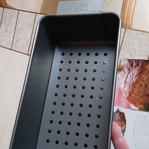 Loaf pan/meatloaf pan with pull out tray, non-stick,Chicago metallic, New - Picture 6 of 9